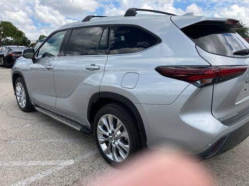 Used 2024 Toyota Highlander Limited FWD image 6