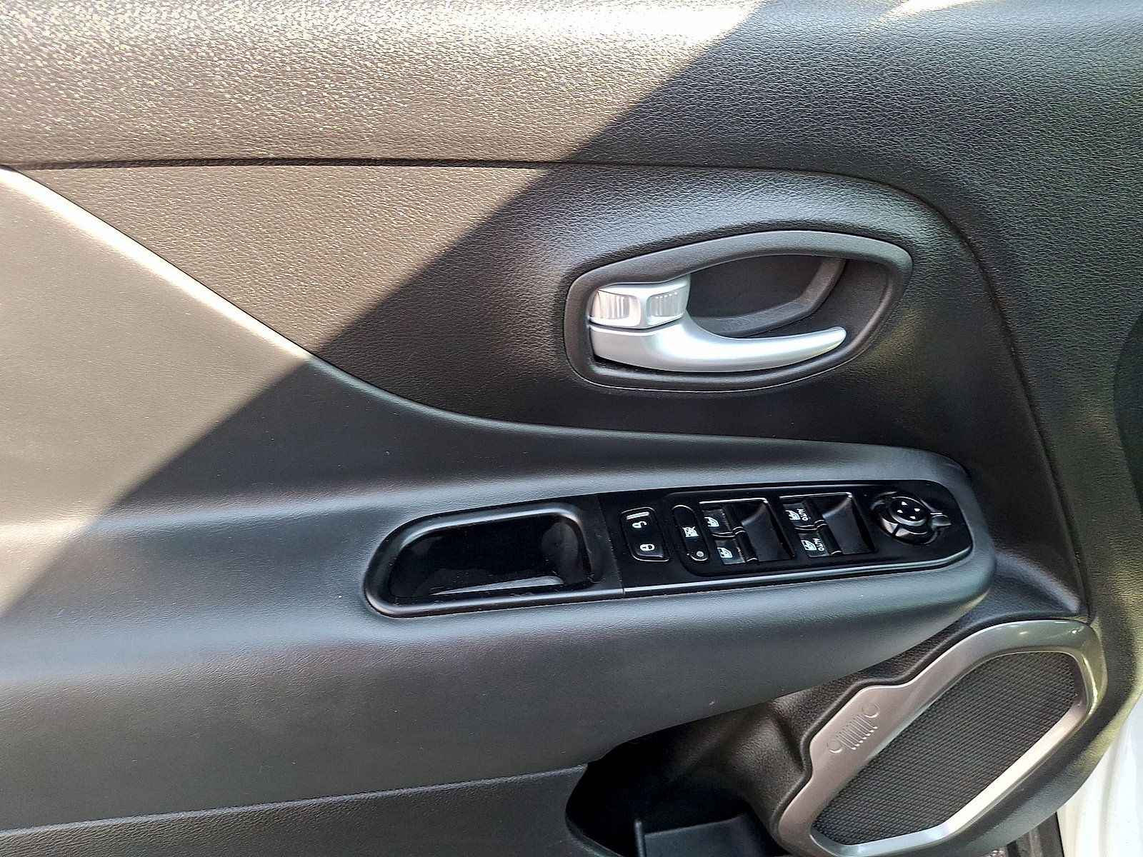 Used 2023 Jeep Renegade Latitude AWD/4WD image 10