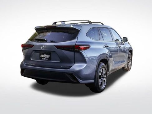 Used 2022 Toyota Highlander XLE AWD/4WD image 5