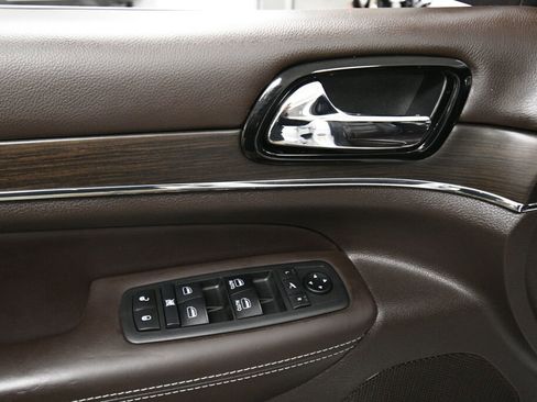 Used 2019 Jeep Grand Cherokee Overland image 11