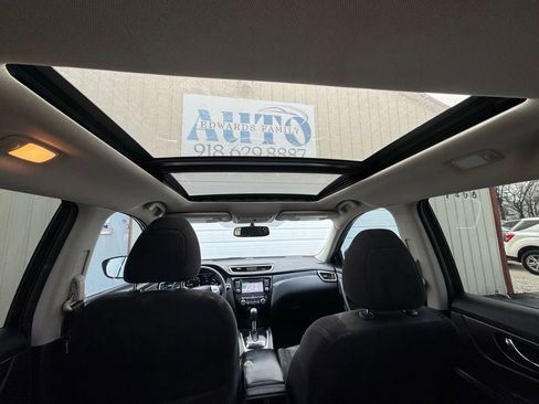 Used 2015 Nissan Rogue SV w/ SV Premium Package image 18