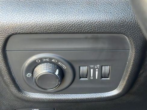 Used 2022 Jeep Grand Cherokee L Laredo w/ Luxury Tech Group I RWD image 18