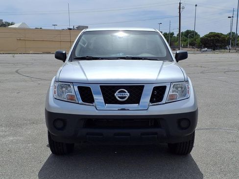 Used 2019 Nissan Frontier SV image 3