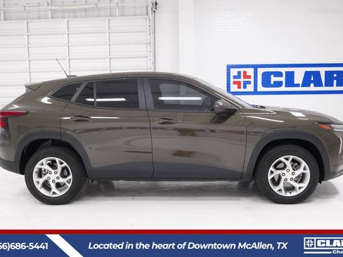 Used 2024 Chevrolet Trax LS w/ LS Convenience Package FWD image 4
