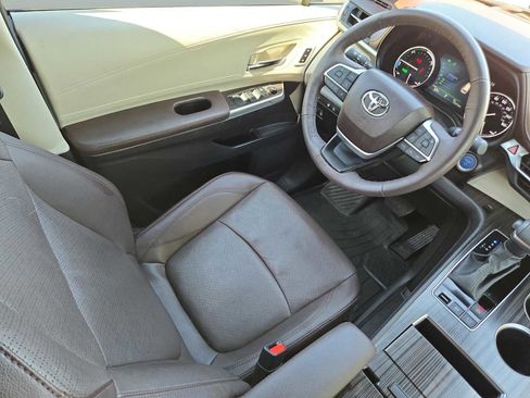 Used 2024 Toyota Sienna Platinum image 18