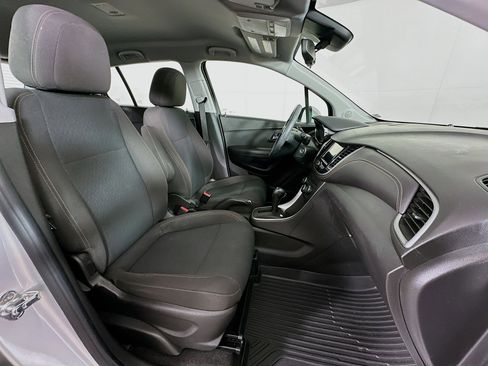 Used 2018 Chevrolet Trax LS AWD/4WD image 28