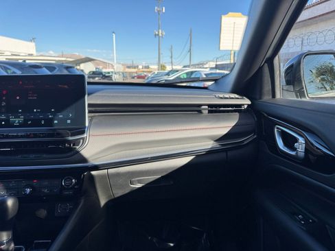 Used 2025 Jeep Compass Trailhawk image 33