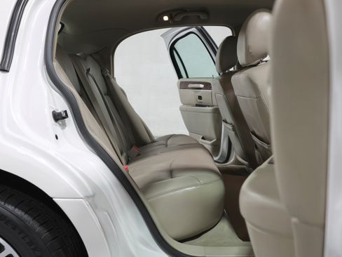 Used 2008 Lincoln Town Car Signature Limited RWD image 12