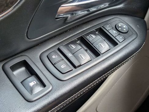 Used 2013 Chrysler Town & Country Limited w/ Luxury Group FWD image 26