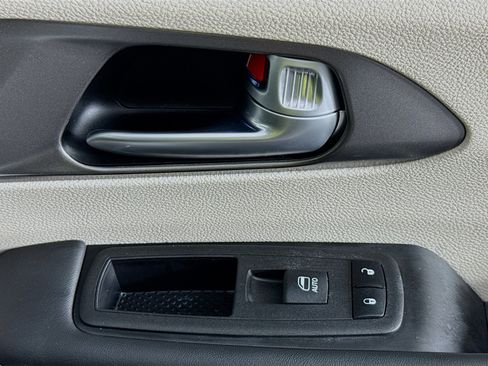 Used 2024 Chrysler Pacifica Touring-L FWD image 48