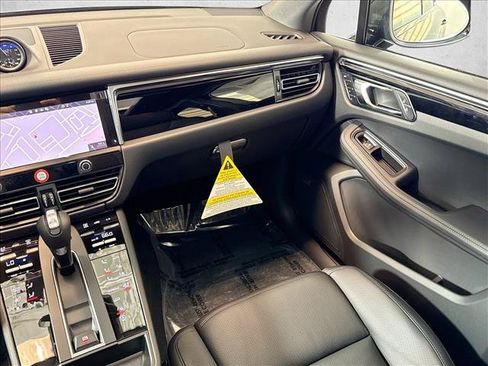 Certified 2026 Porsche Macan AWD/4WD image 20