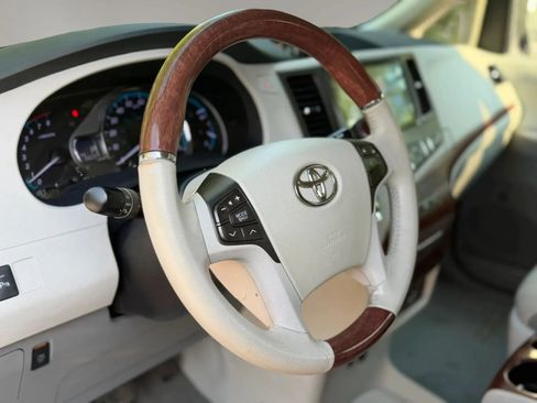 Used 2011 Toyota Sienna Limited w/ Premium Pkg FWD image 13