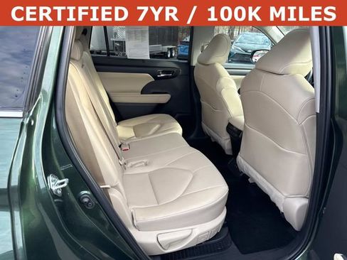 Used 2025 Toyota Highlander XLE image 11