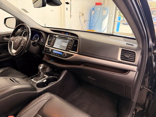Used 2017 Toyota Highlander XLE w/ Protection Package #3 AWD/4WD image 28