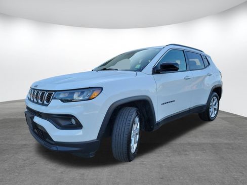 Used 2024 Jeep Compass Latitude image 3