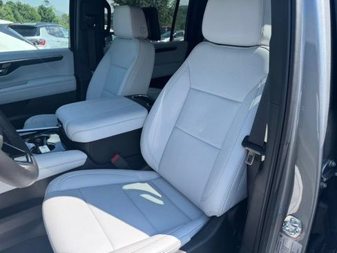 New 2026 Chevrolet Suburban Premier AWD/4WD image 19