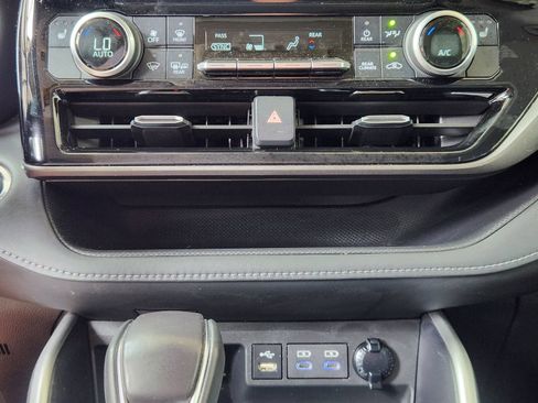 Used 2022 Toyota Highlander XLE FWD image 18