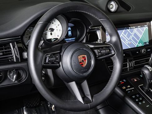 Certified 2026 Porsche Macan AWD/4WD image 18