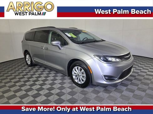 Used 2017 Chrysler Pacifica Touring-L FWD image 1