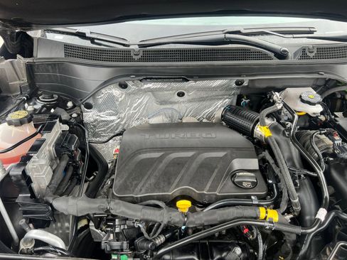 Used 2025 Chevrolet Trax LT FWD image 32