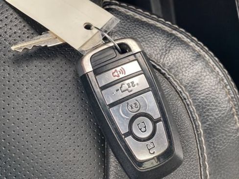 Used 2018 Ford F150 Lariat w/ Equipment Group 502A Luxury AWD/4WD image 9