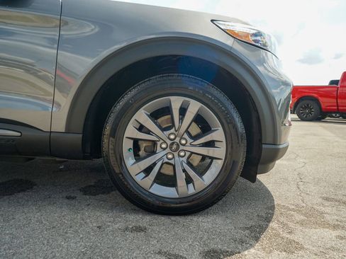 Used 2022 Ford Explorer XLT w/ Equipment Group 202A image 5
