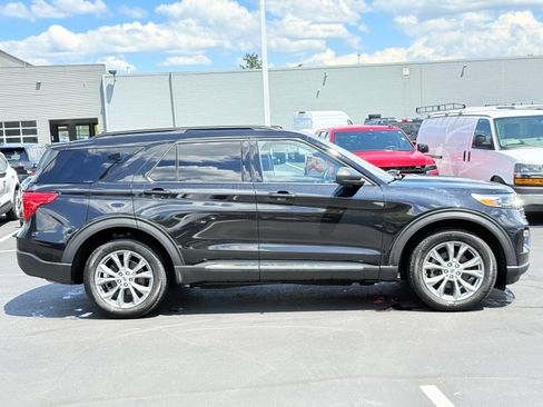 Used 2023 Ford Explorer XLT w/ Equipment Group 202A AWD/4WD image 3