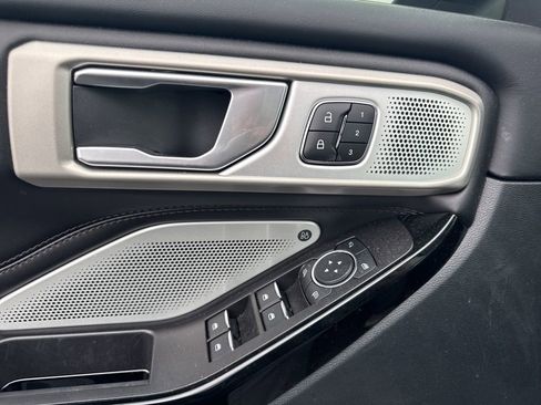Used 2023 Ford Explorer Platinum w/ Technology Package image 15