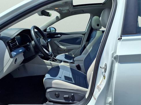 Used 2025 Volkswagen Jetta SE w/ Sunroof Package FWD image 7
