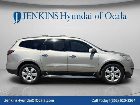 Used 2017 Chevrolet Traverse LT w/ Style and Technology Package FWD image 2