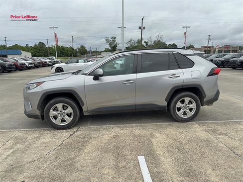 Used 2020 Toyota RAV4 XLE w/ Convenience Package FWD image 4