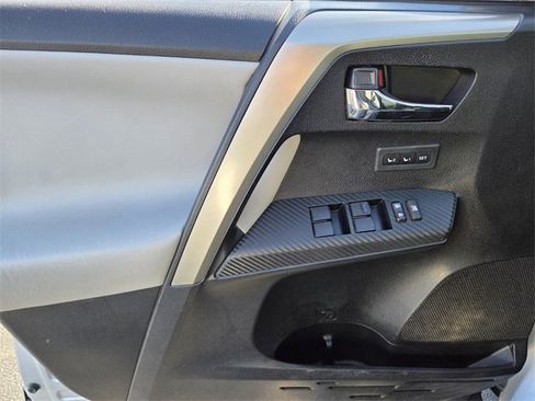 Used 2015 Toyota RAV4 Limited image 17
