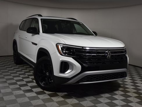 New 2025 Volkswagen Atlas Peak Edition SE image 1