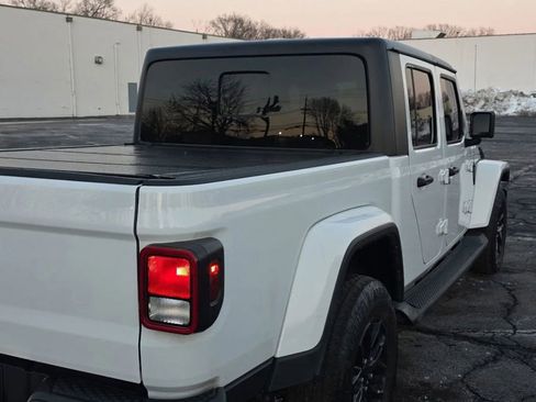 Used 2022 Jeep Gladiator Sport AWD/4WD image 4