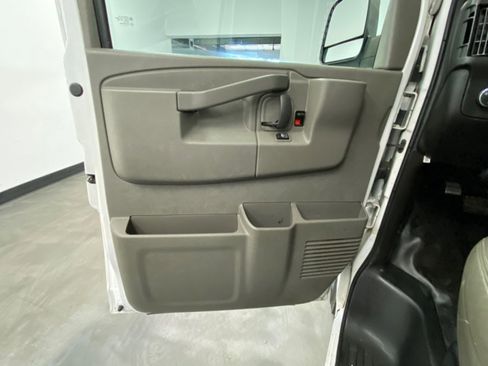 Used 2016 Chevrolet Express 2500 image 32