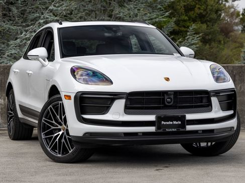 Certified 2026 Porsche Macan AWD/4WD image 6