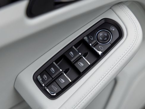 New 2025 Porsche Macan image 23