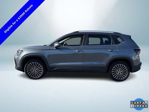 Certified 2025 Volkswagen Taos SE image 3