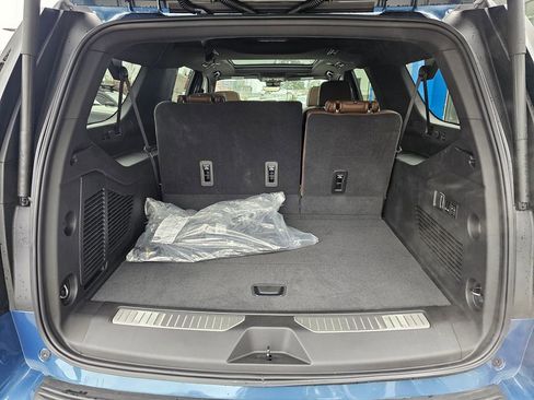 New 2026 Chevrolet Suburban High Country image 14