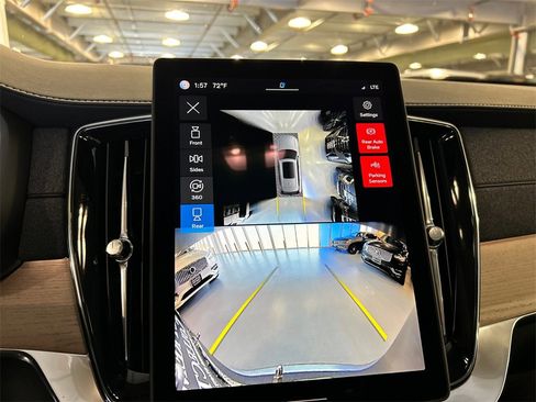 Certified 2025 Volvo XC90 B6 Plus image 17