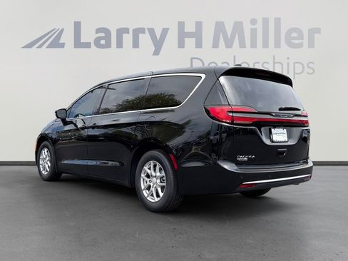 New 2027 Chrysler Pacifica Select FWD image 3