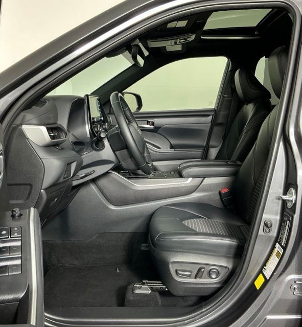 Used 2022 Toyota Highlander XSE FWD image 10