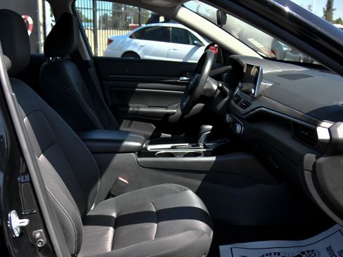 Used 2024 Nissan Altima 2.5 SV FWD image 40