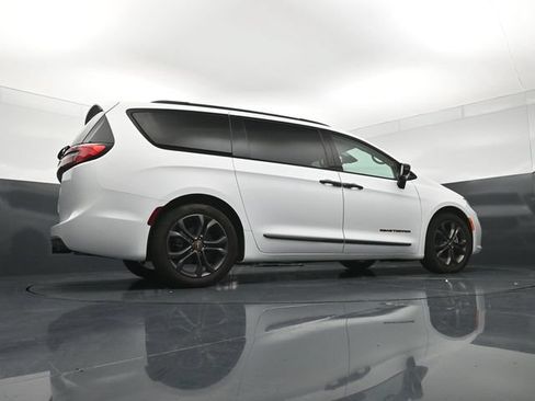 Used 2024 Chrysler Pacifica Touring-L w/ Road Tripper Package FWD image 20