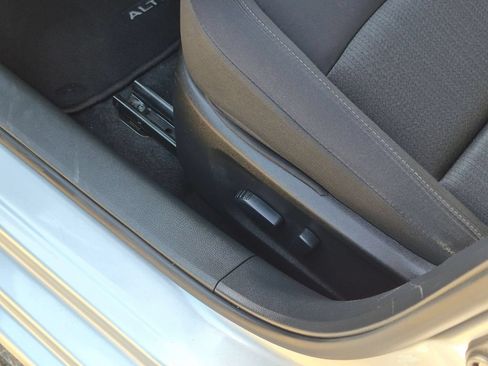 Used 2025 Nissan Altima 2.5 SV FWD image 14