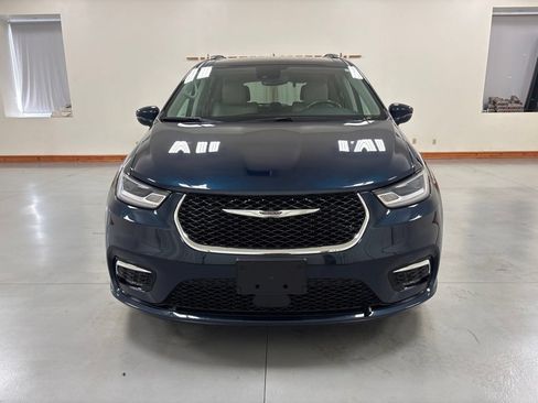 Used 2021 Chrysler Pacifica Touring-L FWD image 3