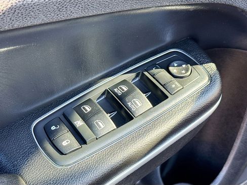 Used 2018 Chrysler 300 S w/ 300S Premium Group image 7