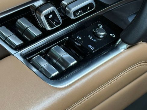 Used 2023 Land Rover Range Rover Long Wheelbase SE image 38