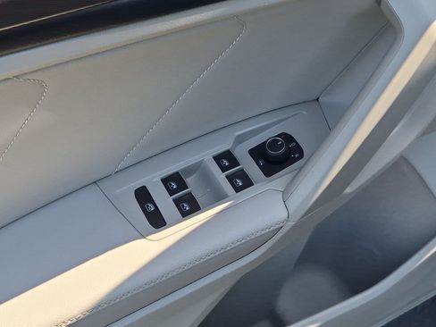 Used 2023 Volkswagen Tiguan SE w/ Panoramic Sunroof Package FWD image 15