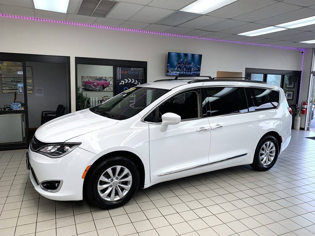 Used 2017 Chrysler Pacifica Touring-L FWD image 3
